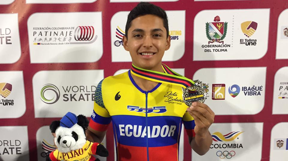 Nicolás García, con su medalla de oro del Mundial de Patinaje, en Ibagué, Colombia, el 7 de noviembre de 2021.