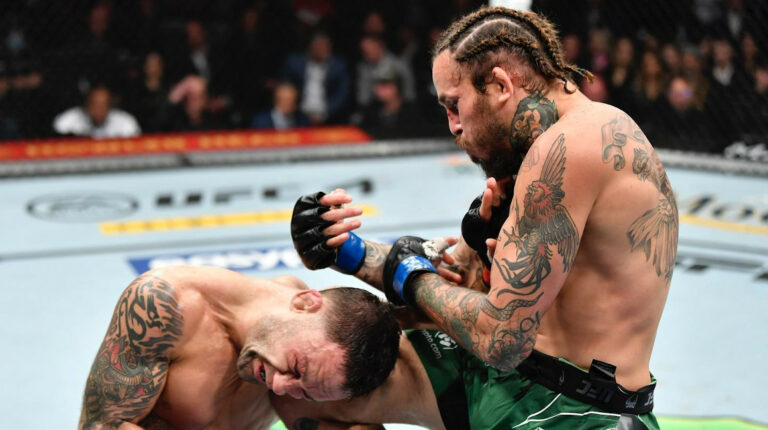 Chito Vera golepa a su rival, Frankie Edgar, con un rodillazo en la UFC 268, en el Masion Square Garden de Nueva York.