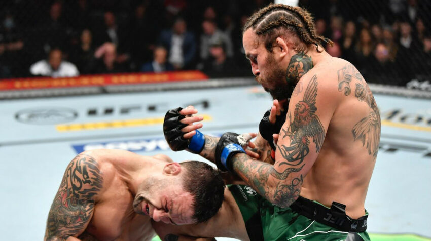Chito Vera golpea a su rival, Frankie Edgar, con un rodillazo en la UFC 268, en el Masion Square Garden de Nueva York, el 6 de noviembre de 2021.