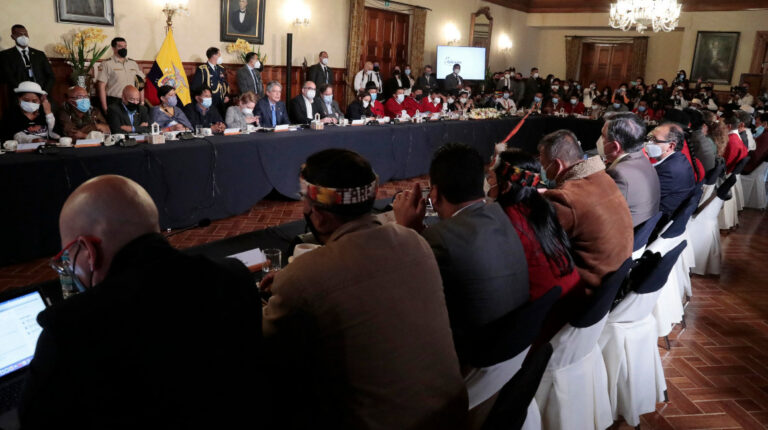 El presidente Guillermo Lasso se reunió con sectores indígenas y sociales, en Quito el 10 de noviembre de 2021.