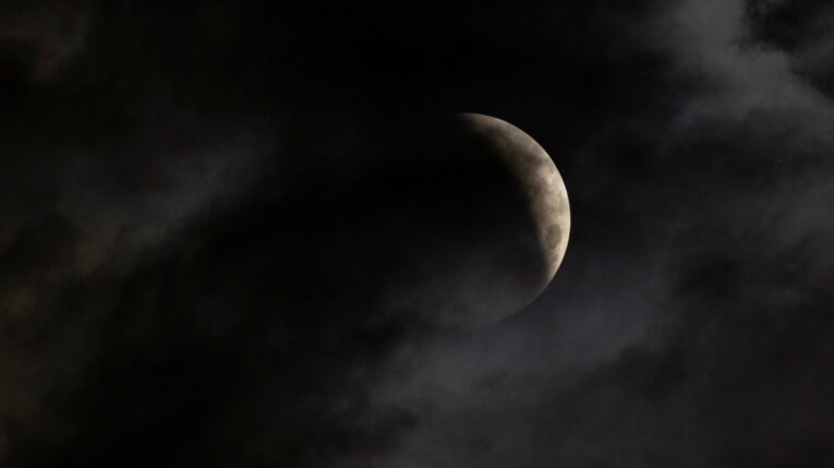 Ecuador podrá observar este viernes el eclipse lunar más largo del siglo