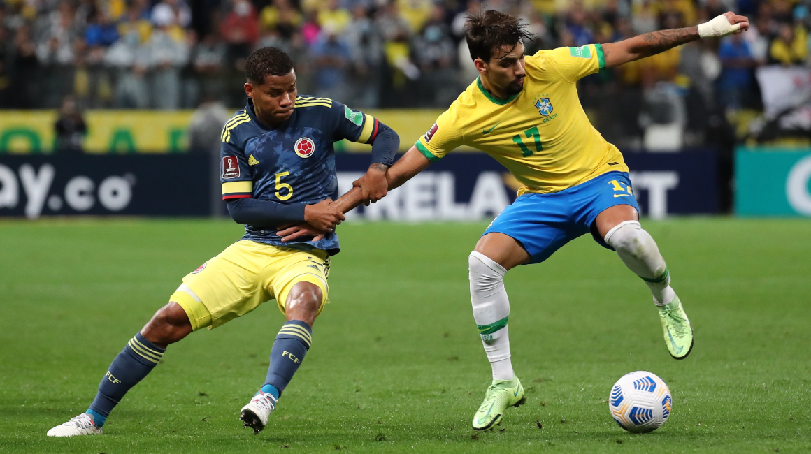 Lucas Paquetá, de Brasil, disputando el balón ante Wilmar Barrios, de Colombia, en el partido en Sao Paulo, el 11 de noviembre de 2021.