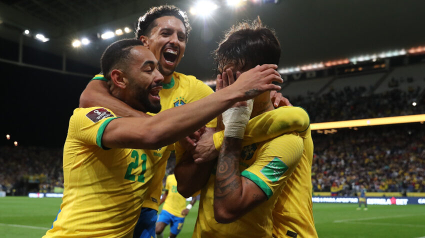 Los jugadores de la selección brasileña festejan un gol ante Colombia, en Sao Paulo, el 11 de noviembre de 2021.