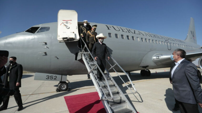 El presidente peruano Pedro Castillo a su arribo a La Paz, el 30 de octubre de 2021.