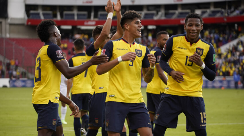 Piero Hincapié y Gonzalo Plata festejan el gol de Ecuador ante Venezuela, en Quito, el 12 de noviembre de 2021.