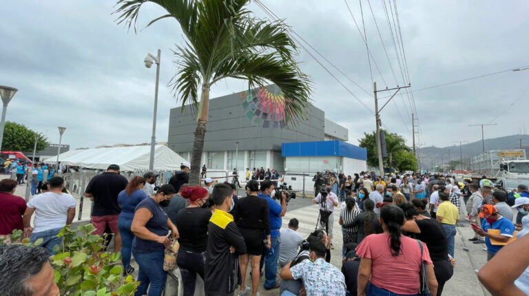 Familiares de los presos asesinados en la Penitenciaría del Litoral, en el exterior del Laboratorio de Criminalística y Ciencias Forenses en Guayaquil, el 14 de noviembre de 2021.