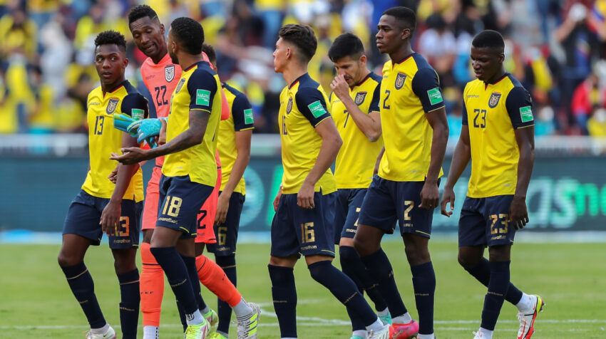 Jugadores de Ecuador durante el partido ante la selección de Venezuela, el jueves 11 de noviembre de 2021, por las Eliminatorias al Mundial de Catar, en el estadio Rodrigo Paz Delgado.