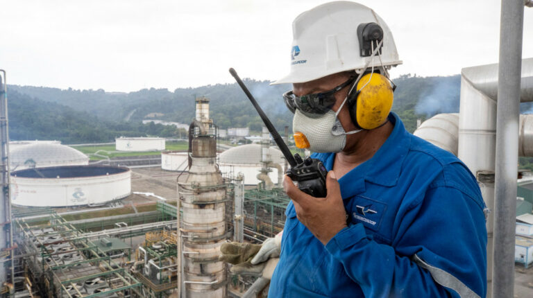 Un funcionario de Petroecuador durante sus actividades en la Refinería de Esmeraldas, en 2020.