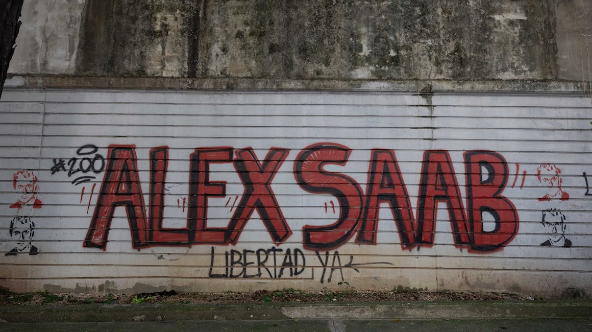Fotografía de un grafiti que pide la libertad de Álex Saab, el 10 de noviembre de 2021 en Caracas (Venezuela).