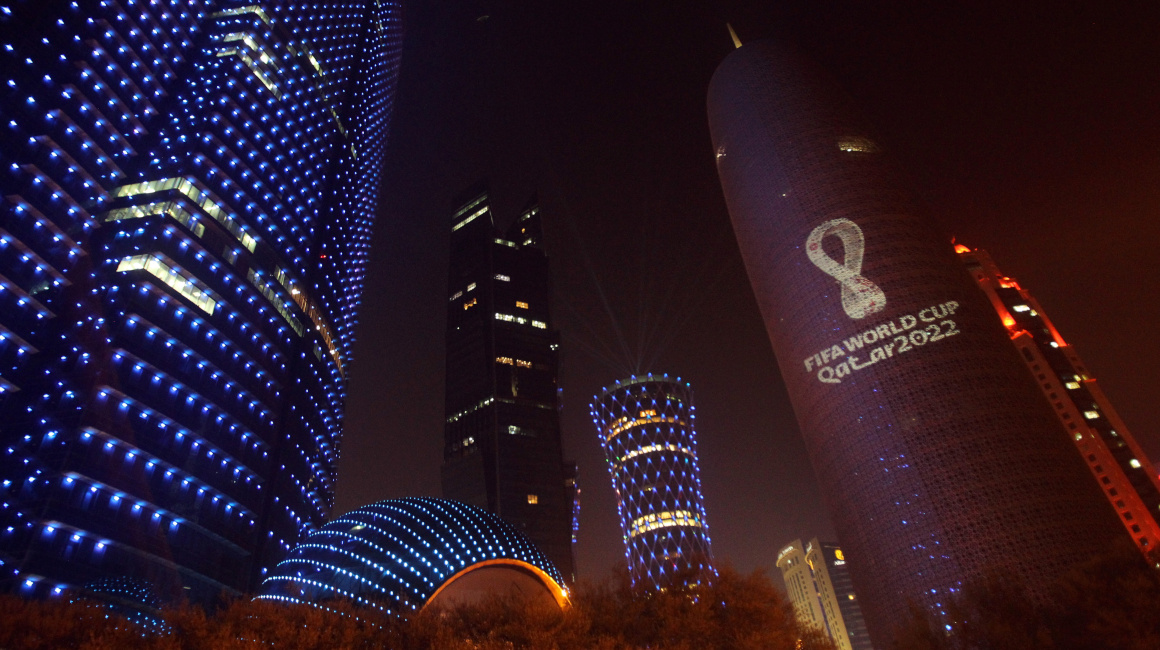 El logotipo oficial del torneo para el Mundial de Catar 2022 en la Torre de Doha, el 3 de septiembre de 2019.