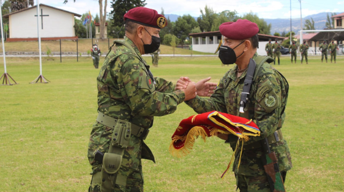 El General Fabián Fuel (izq.) participa de la ceremonia de cambio de mando de la Cuarta División de Ejército Amazonas, el 3 de septiembre de 2021.
