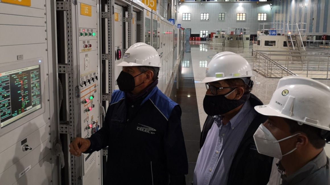 Autoridades de Celec durante el reinicio de las operaciones de la central hidroeléctrica Coca Codo Sinclair, el 15 de noviembre de 2021.