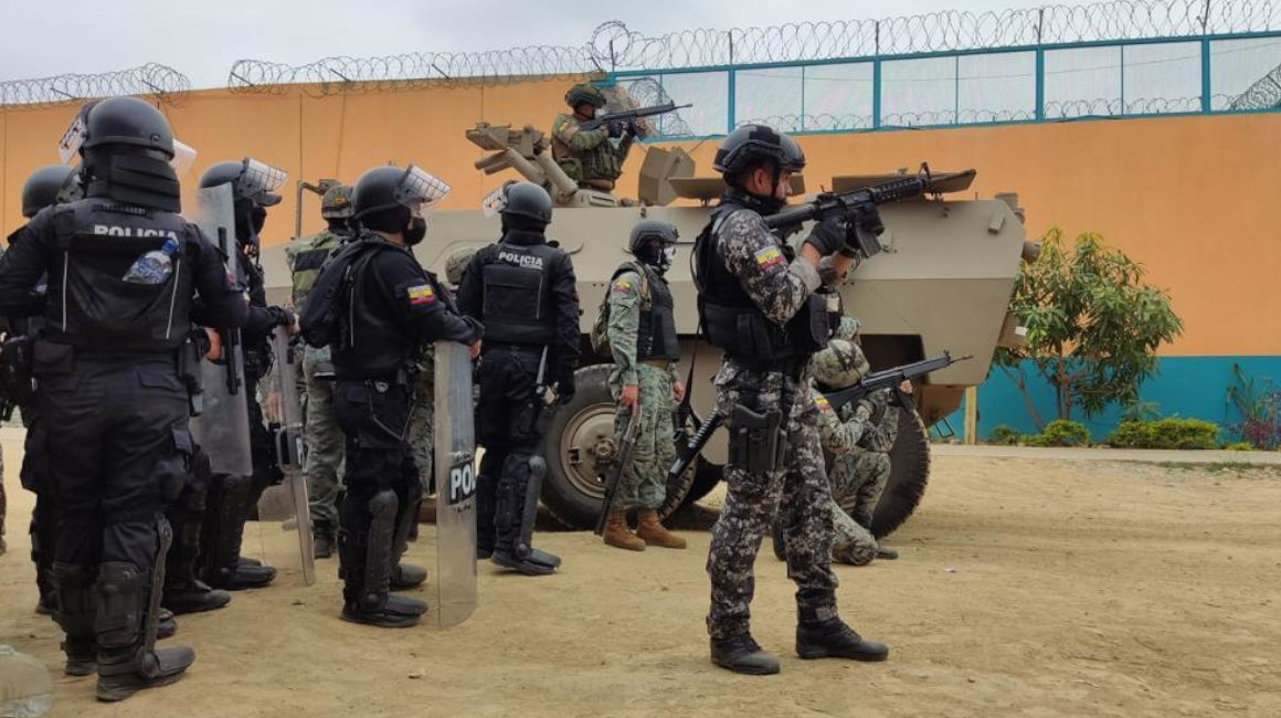 Policías y militares ingresaron a la Penitenciaría del Litoral para retomar el control, el 15 de noviembre de 2021.