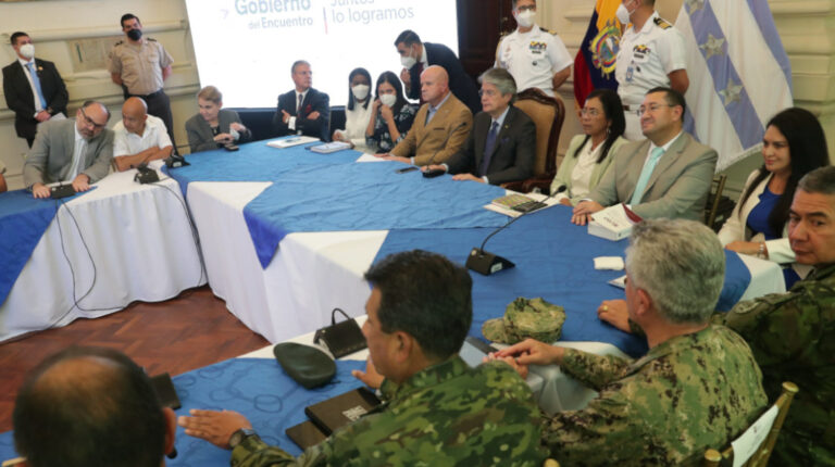 El presidente Guillermo Lasso encabezó una reunión con las autoridades de otras funciones del Estado, en Guayaquil, el 15 de noviembre de 2021.