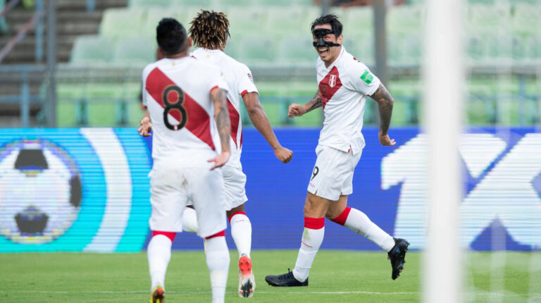 Gianluca Lapadula de Perú celebra su gol en la Fecha 14 de las Eliminatorias en el partido frente a Venezuela, el 16 de noviembre de 2021.