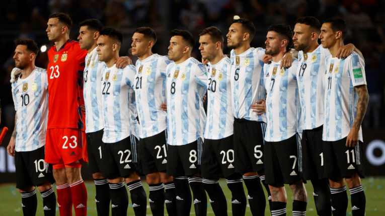Los jugadores argentinos formados antes de iniciar el partido contra Brasil, en San Juan, el 16 de noviembre de 2021.