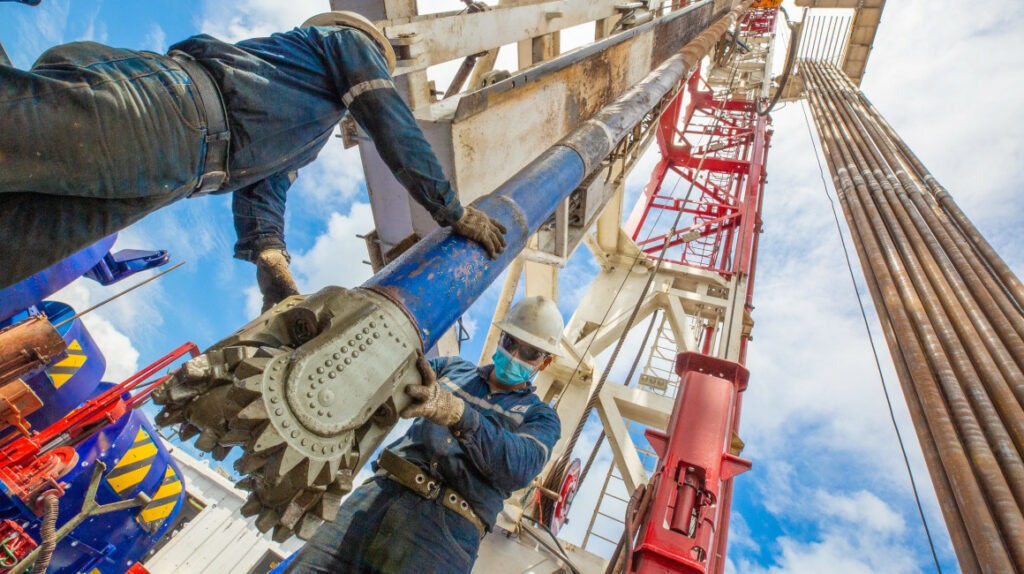 Precio del petróleo vuelve a subir porque se mantiene tensión entre Rusia y Ucrania