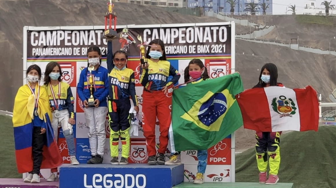 Antonella Puyo, levantando el trofeo de campeona en el Panamericano de BMX, en Lima, el 13 de noviembre de 2021.