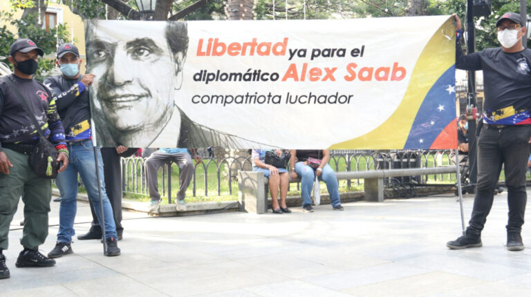 Manifestantes en Caracas muestrasn su apoyo al empresario colombo-venezolano Alex Saab hoy, en Caracas (Venezuela). Saab, presunto testaferro del presidente Nicolás Maduro, el 17 de octubre de 2021.