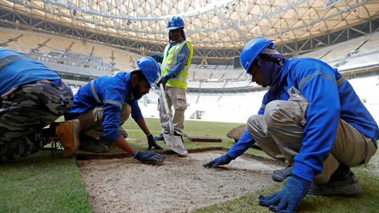 Trabajadores ponen el césped en el Estadio Lusail, (Catar), que será una de las sedes del Mundial 2022.