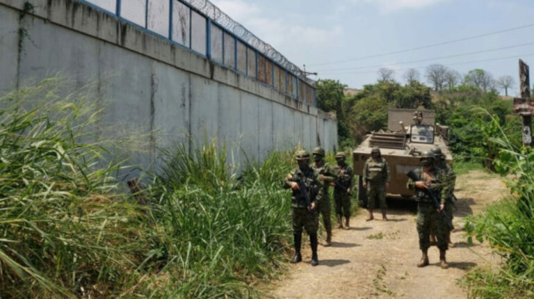 Efectivos de las Fuerzas Armadas en un operativo de seguridad en el perímetro externo del Centro de Rehabilitación Social El Rodeo en Portoviejo, el 16 de noviembre de 2021.