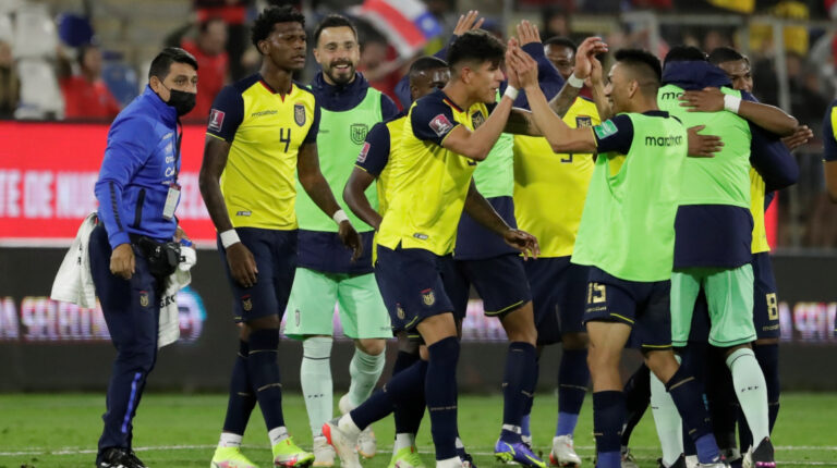 Jugadores de Ecuador celebrando la victoria ante Chile, en Santiago, el 16 de noviembre de 2021.