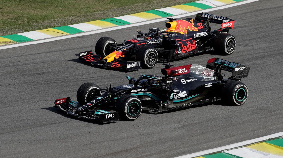 Lewis Hamilton, del Mercedes, y Max Verstappen, del Red Bull, durante el Gran Premio de Brasil, en Sao Paulo, el 14 de noviembre de 2021.