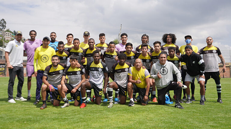 Jugadores de Cumbre Alta, antes del partido ante Oro y Grana, en Quito, el 13 de noviembre de 2021.