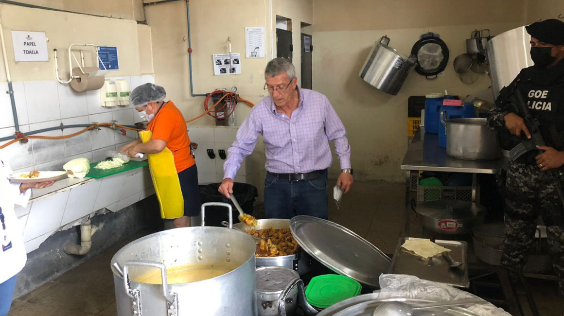 Fausto Cobo, director del SNAI, durante una visita en el área de cocina de la Cárcel femenina de Manabí, el 10 de septiembre de 2021.