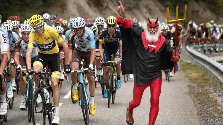 El ciclista del Team Sky, Chris Froome, con el maillot amarillo de líder de la clasificación general, es aclamado por el legendario Didi Senft, el Diablo del Tour, durante la Etapa 19 de la edición 104 del Tour de Francia, que se corrió entre Embrun y Salon-de-Provence, el 21 de julio de 2017.