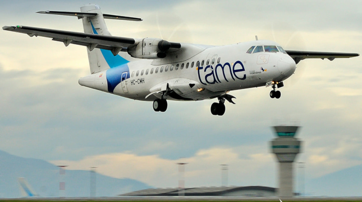Uno de los aviones de Tame despegando de la pista del aeropuerto Mariscal Sucre, de Quito, en octubre de 2019.