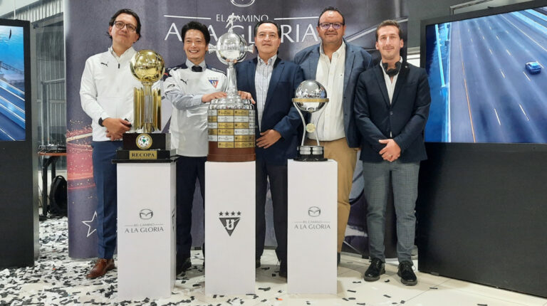 Directivos de Liga de Quito y Mazda, durante la presentación del Tour de Copas, en Quito, el 20 de noviembre de 2021.