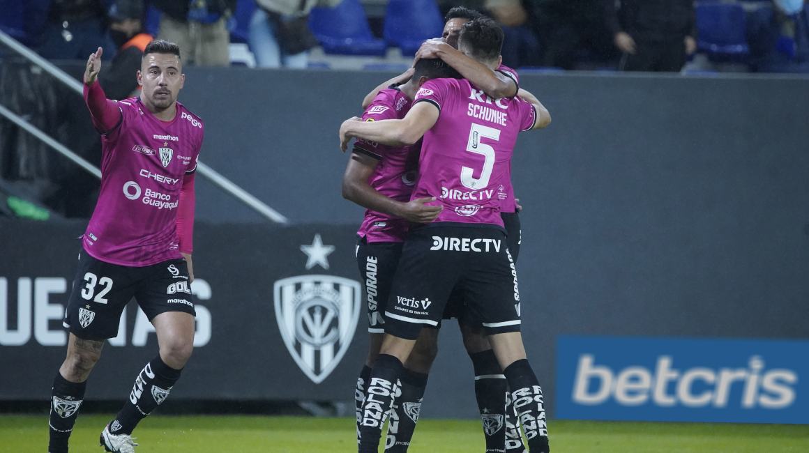 Los jugadores de Independiente del Valle festejan el gol de Luis Segovia, ante Emelec, el sábado 20 de noviembre de 2021, en el estadio Banco Guayaquil.