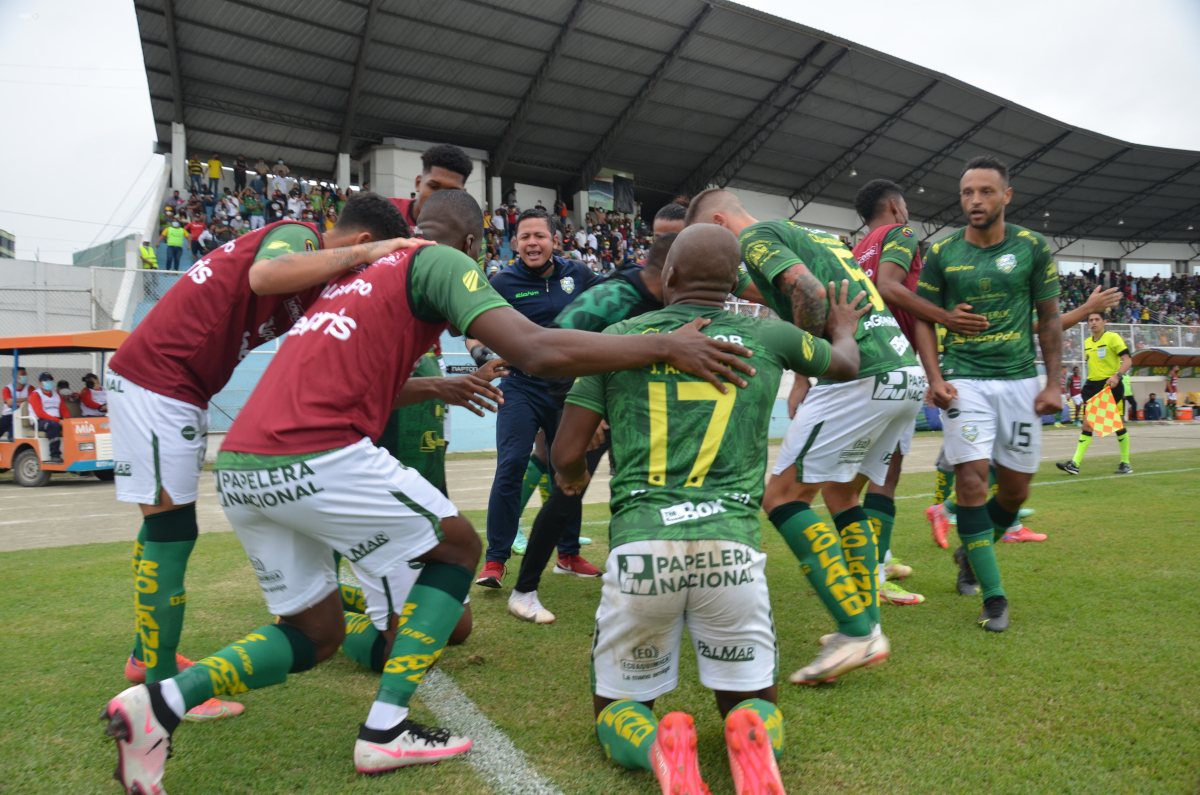 Los jugadores de Orense festejan el gol de Edson Montaño, en el empate ante Liga de Quito, el domingo 21 de noviembre de 2021.