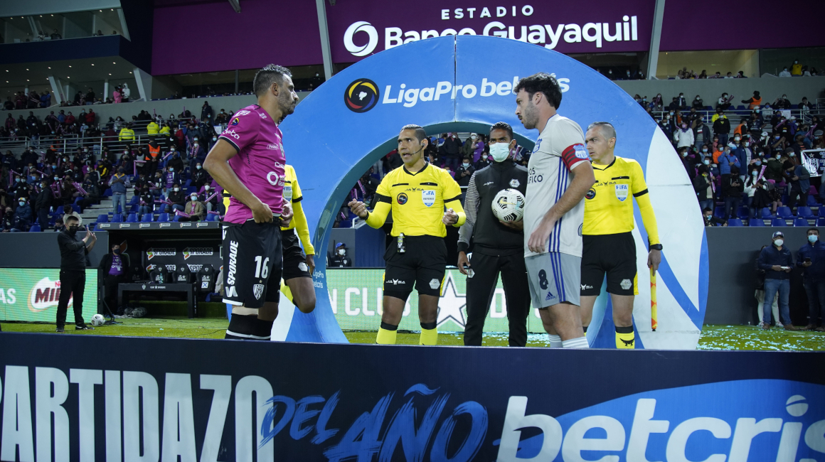 Cristian Pellerano y Sebastián Rodríguez, capitanes de Independiente del Valle y Emelec, antes del partido que se jugó el sábado 20 de noviembre de 2021. Ambos equipos jugarán las finales de 2021.
