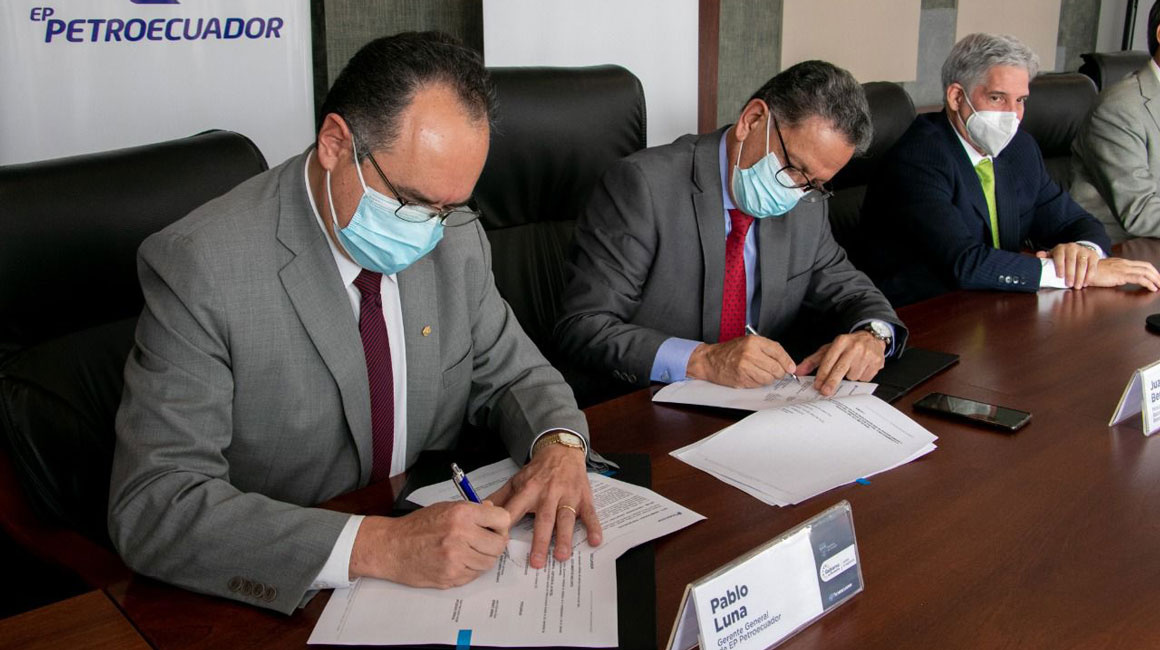 Juan Carlos Bermeo, ministro de Energía (c) firma el contrato con Duragas para que pueda usar las facilidades de Petroecuador.