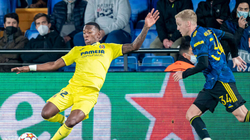 Pervis Estupiñán, del Villareal, frente a Donny van de Beek del Manchester United durante la Fecha 5 de la Champions en el Estadio de la Cerámica, el 23 de noviembre de 2021.