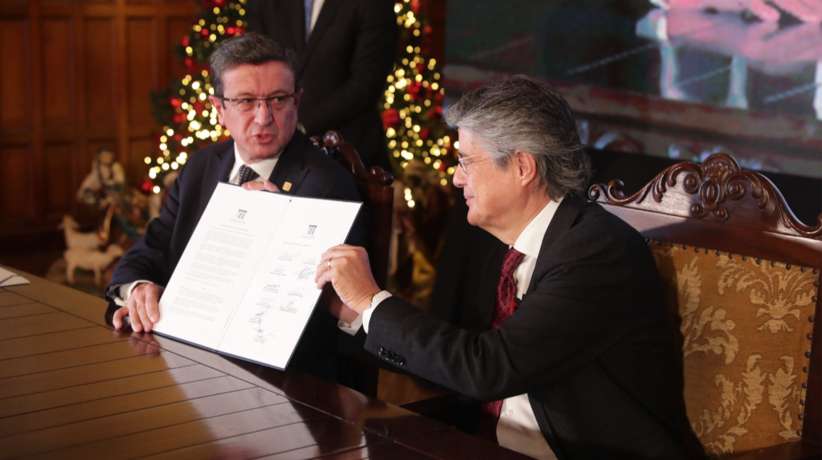 El procurador Íñigo Salvador y el presidente Guillermo Lasso, durante la presentación del modelo de fortalecimiento de la Procuraduría, el 23 de noviembre de 2021.