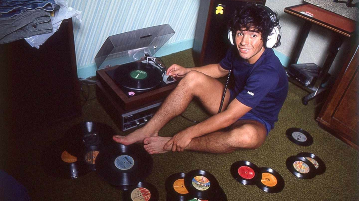 Diego Armando Maradona escuchando música con audífonos, una imagen poco común del astro.