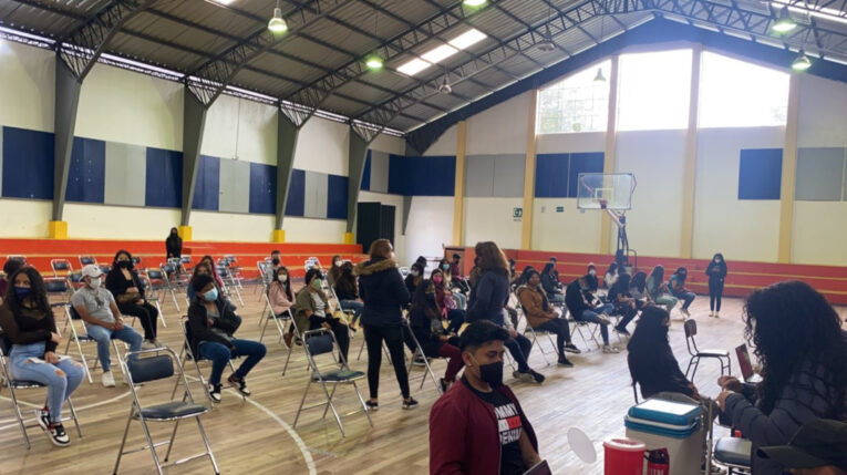 Jóvenes esperan su turno para recibir la vacuna contra el Covid-19 en Quito, el 19 de noviembre de 2021.