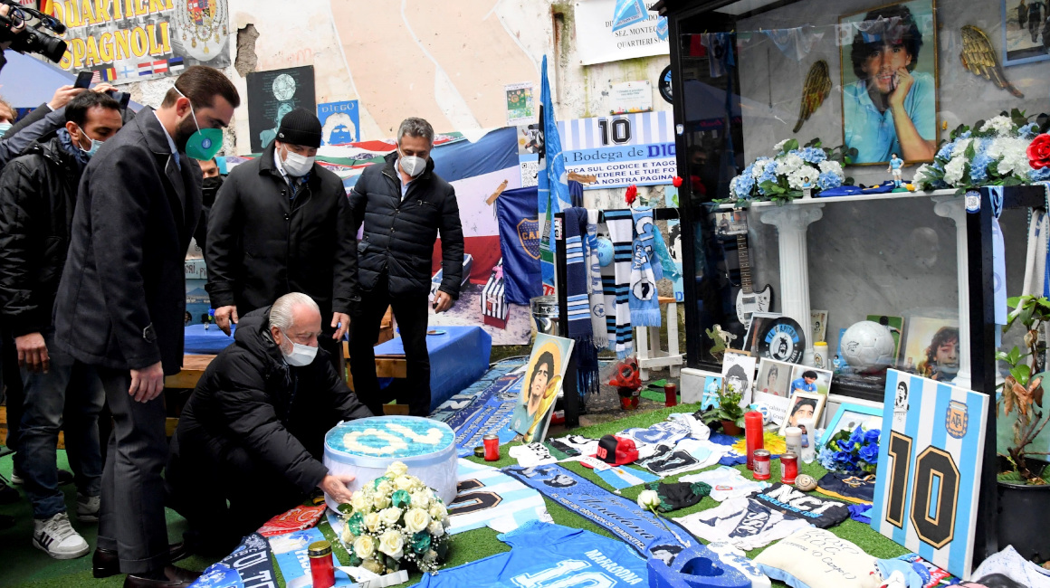 Aurelio De Laurentiis y su hijo Edoardo De Laurentiis rinden un homenaje floral al fallecido exfutbolista argentino Diego Armando Maradona en el primer aniversario de su muerte, en Nápoles Italia, el 25 de noviembre de 2021.