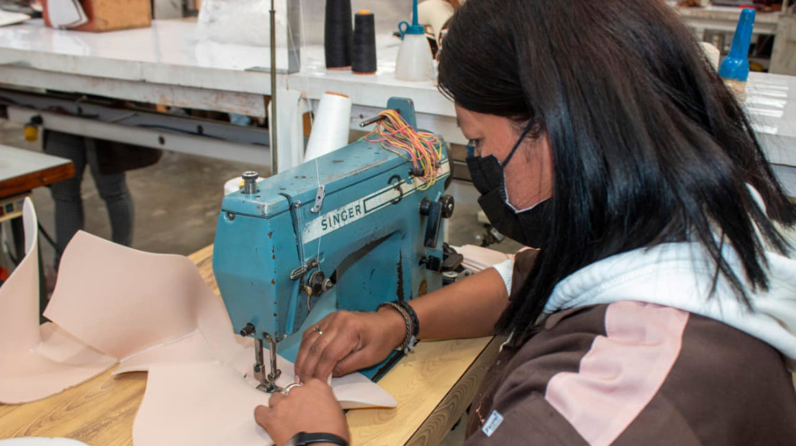 Una mujer trabaja en una fábrica de calzado en Azuay, el 6 de agosto de 2021.
