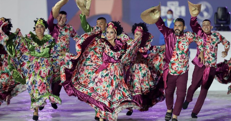 Artistas bailan en la ceremonia inaugural de los Juegos Panamericanos Junior de Cali, el 25 de noviembre de 2021.