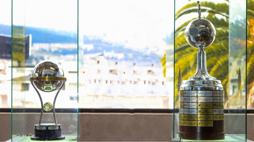 Trofeos de la Copa Sudamericana y de la Copa Libertadores que ganó Liga Deportiva Universitaria y que permanecen en el museo del estadio Rodrigo Paz Delgado.