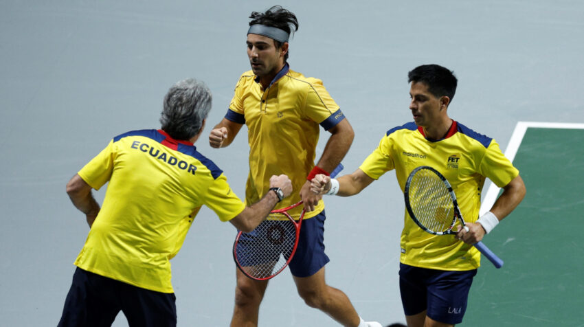 Raúl Viver saluda a Diego Hidalgo y Gonzalo, durante el partido de dobles de Ecuador ante España, por las finales de la Copa Davis, en Madrid, el viernes 26 de junio de 2021. 