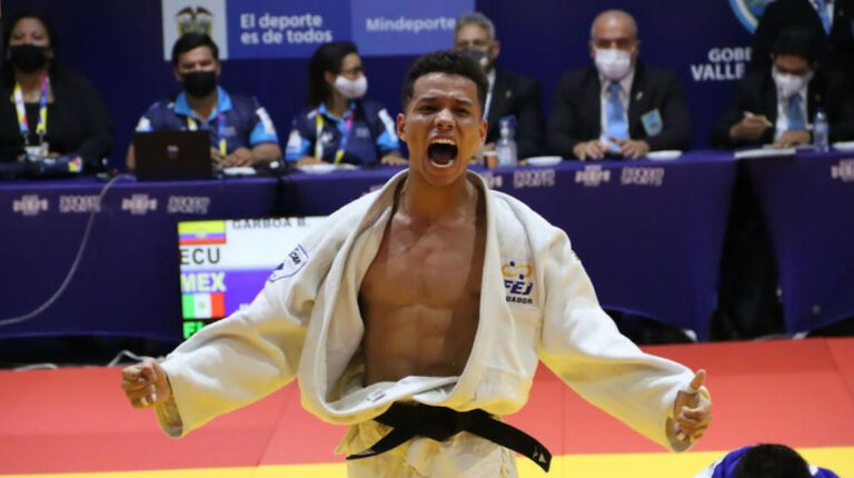 El judoca ecuatoriano Bryan Garboa celebra su triunfo frente al mexicano Arath Juarez, el 26 de noviembre de 2021.