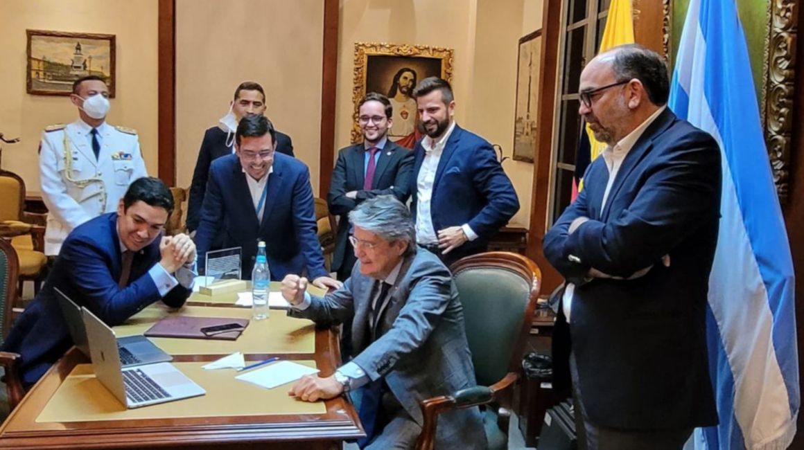 El presidente de la República, Guillermo Lasso y sus colaboradores en la Gobernación del Guayas, tras la sesión 743 de la Asamblea, el 26 de noviembre de 2021.