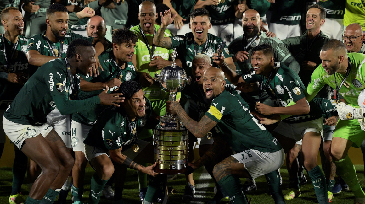 Los jugadores de Palmeiras levantan el trofeo de la Copa Libertadores 2021, alcanzado el 27 de noviembre.
