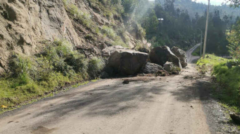 Sismo en Perú provocó deslizamientos en vías de Ecuador