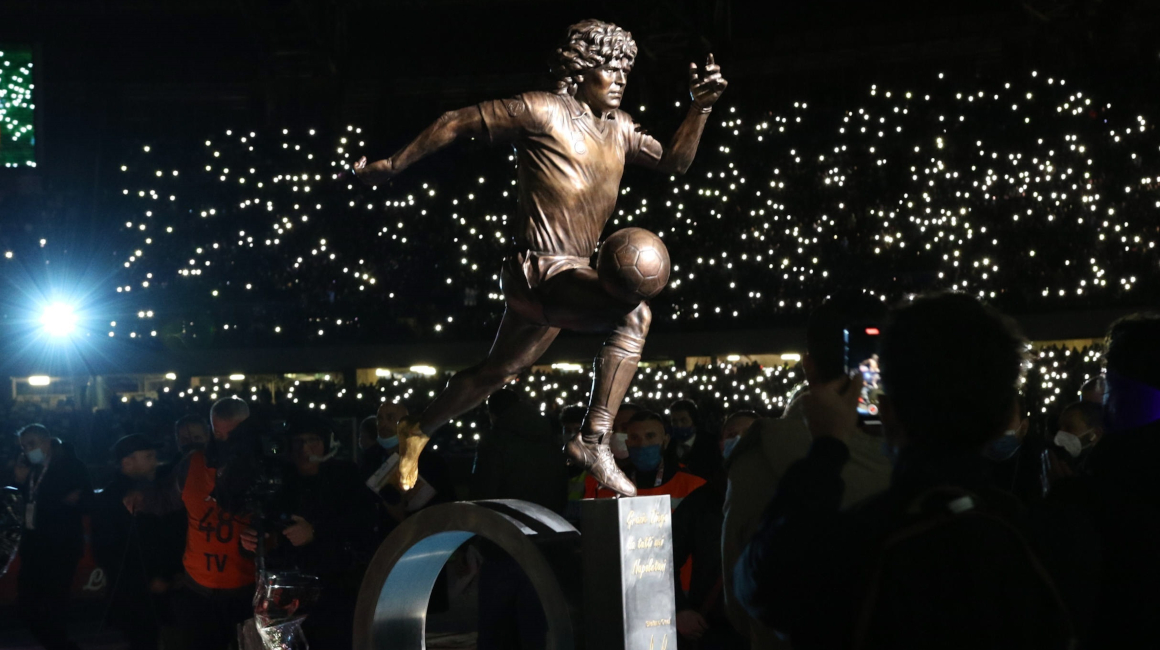 La estatua de Diego Maradona, presentada en el estadio del Napoli, el 28 de noviembre de 2021.